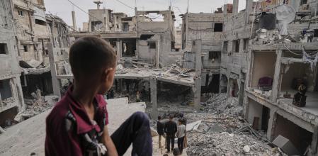 Un niño palestino observa los escombros de casas en Khan Younis, en Gaza, después de un ataque aéreo israelí.&nbsp;