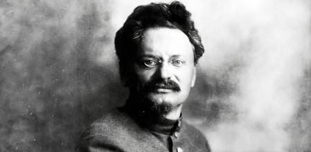 Trotski en una fotografía publicada en la portada de la revista 'Prozhektor' en enero de 1924