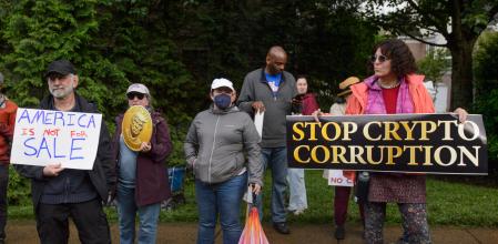 Manifestantes protestan cerca del Trump National Golf Club, a las afueras de Washington, antes de la cena organizada por el presidente. 
