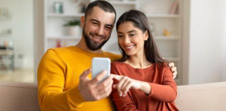 Una pareja sonríe al descubrir los mejores chollos del día en Amazon