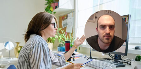 Una mujer haciendo terapia a distancia