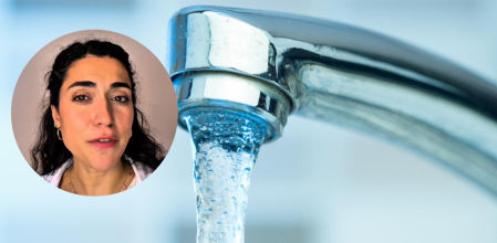 Un grifo abierto brotando agua