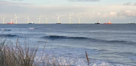 Parque eólico del Mar del Norte, visto desde la costa neerlandesa.