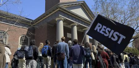 Estudiantes, profesores y miembros de la comunidad de la Universidad de Harvard, en una manifestación 17 de abril contra el asalto de Trump.