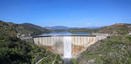 El embalse de El Atazar,el 20 de mayo de 2025, desaguapor su aliviadero superior, tras alcanzar su máximo nivel de almacenamiento de 425 hectómetros cúbicos, algo que solo ha ocurrido en dos ocasiones anteriores (1988 y 1991).