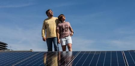 Roger Serrano y su hija Tíndari, en la azotea solar de su vivienda unifamiliar en la localidad de La Garriga (Vallès Oriental)