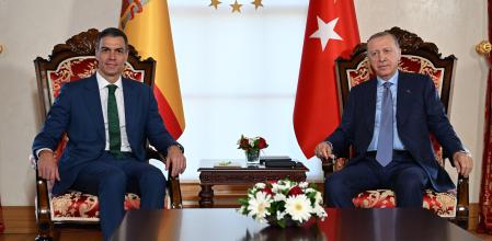 Pedro Sánchez, con el presidente de Turquía, Recep Tayyip Erdogan, este viernes en Estambul&nbsp;
