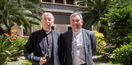 SALVADOR GIMENEZ VALLS, OBISPO EMÉRITO DE LLEIDA, JUNTO AL NUEVO OBISPO ELECTO DE LLEIDA, DANIEL PALAU VALERO, EN EL CLAUSTRO DEL OBISPADO DE LLEIDA