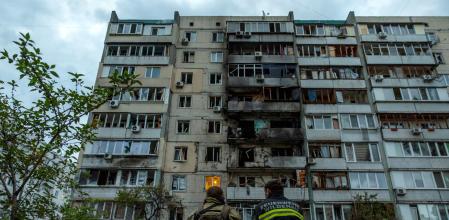 Uno de los edificios alcanzado la noche del sábado en Kyiv por uno de los numerosos drones que lanzó el ejército ruso 