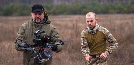 Dos operadores ucranianos de drones con cable de fibra óptica en un campo de entrenamiento en la región de Kyiv el pasado enero&nbsp;