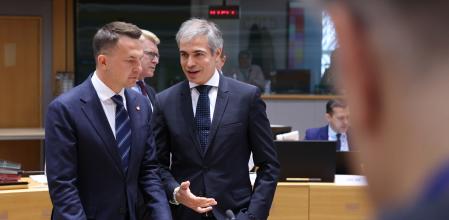 El secretari de Estado de la UE, Fernando Sampedro, habla con su homólogo polaco durate la Reunión del Consejo de Asuntos Generales de la UE