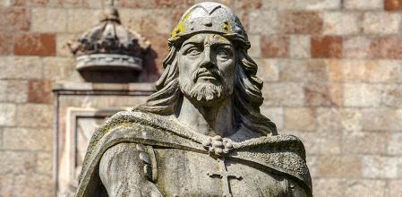 Estatua del rey don Pelayo en el santuario de Covadonga