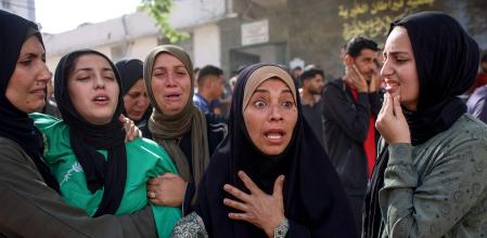 Los ciudadanos de Gaza, como estas mujeres, tuvieron que esperar horas para conseguir algo de comida en un reparto que fue caótico y trágico&nbsp;