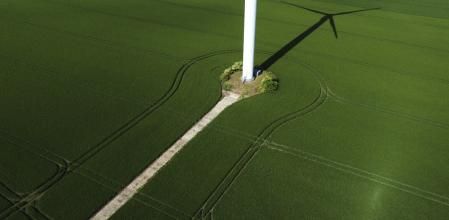 La sombra de una turbina eólica en un campo cerca de Aschersleben, en Alemania