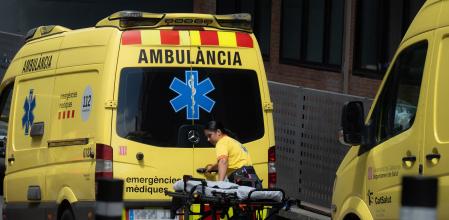 Imagen de recurso: sanitarios trabajan en una ambulancia