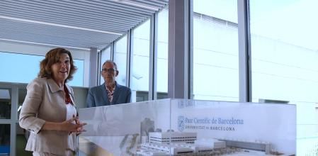Maria Terrades, directora general del Parc Científic de la Universitat de Barcelona i Jordi García, vicerector de recerca de la Universitat de Barcelona, amb una maqueta de la instal·lació.