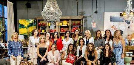 Juditj Martínez, en el centro con el libro y rodeada de las empresarias protagonistas