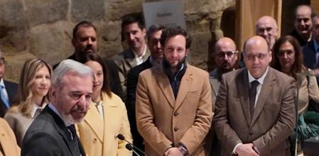 El presidente de Aragón, Jorge Azcón, durante la inauguración de una exposición del Monasterio de Santa María de Sijena.