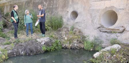 Miembros de Adenc en el espacio en el que denuncian vertidos.