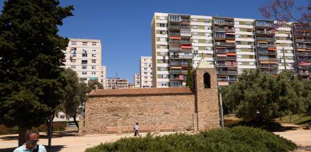 La ermita del barrio de Bellvitge con los grandes bloques de pisos al fondo, este jueves&nbsp; en l’Hospitalet&nbsp;