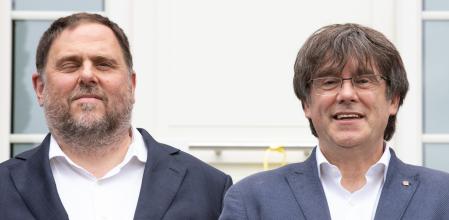 El exvicepresidente y líder de ERC, Oriol Junqueras (i), y el expresidente de la Generalitat y líder de Junts, Carles Puigdemon&nbsp;