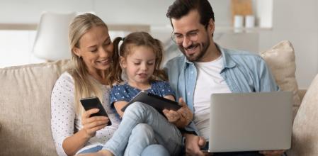 Unos padres y su hija consultan las mejores ofertas del domingo en Amazon