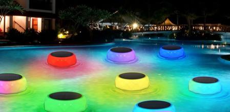 Disfruta de una piscina limpia e iluminada con estos dispensadores de cloro con luz