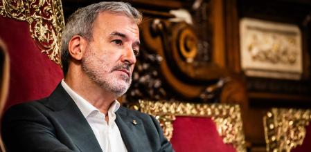 Collboni acudió ayer al pleno con aires muy veraniegos, sin corbata, y luego salió reprobado