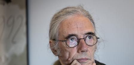 Enric Casasses recibió el premio Jaume Fuster de la AELC en el Ateneu Barcelonès el pasado 8 de abril