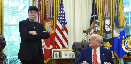 El presidente Donald Trump observa a Elon Musk durante su rueda de prensa conjunta este viernes en el despacho oval.
