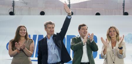 Feijóo saludando a los asistentes al primer acto de su ruta precongresual, ayer en Valladolid