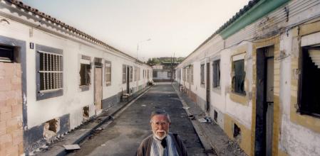 Paco Candel fotografiado en 1998 en las Cases Barates