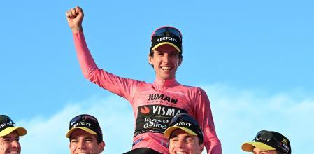 Cycling - Giro d'Italia - Stage 21 - Rome to Rome - Italy - June 1, 2025 Team Visma | Lease a Bike's Simon Yates celebrates with teammates on the podium after winning the Giro d'Italia REUTERS/Jennifer Lorenzini