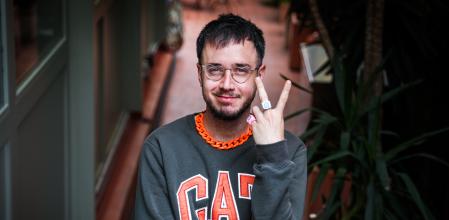 Lildami, fotografiado hace unos días en la terraza de la librería café Laie
