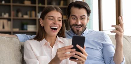 Una pareja echa un vistazo a las mejores ofertas del día en Amazon