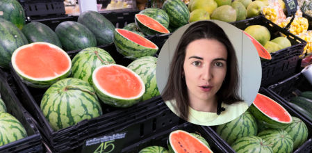 Sandía partida en el supermercado