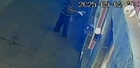 Las cámaras de seguridad de la zona han grabado en vídeo al ladrón del peluche