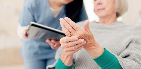Una mujer con artrititis es atendida en una consulta