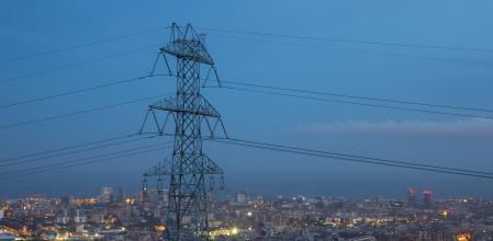 Torre de alta tensión con Barcelona al fondo