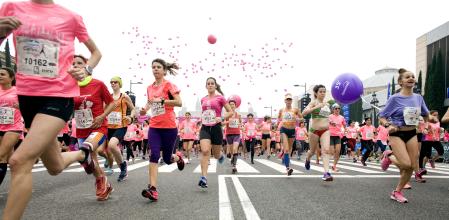 Participantes en una Carrera de la Mujer para concienciar sobre el cáncer de mama