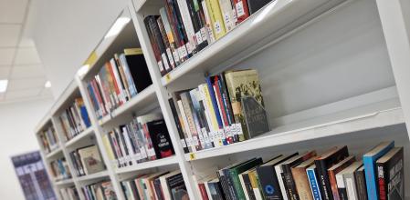 Estantes de la biblioteca de La Torre en València, que reabrirá el lunes tras la dana&nbsp;
