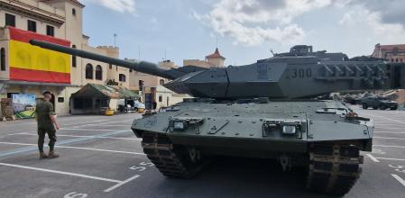 El carro blindado Leopardo 2E, maniobrando en el patio de armas del acuartelamiento del Bruch esta semana