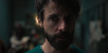 A Matthew Goode ni despeinándole le quitas la cara de buen chico.