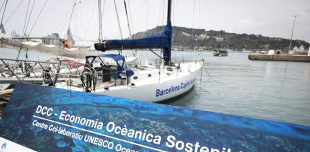 El muelle de Llevant, con un cartel que anuncia la llegada del nuevo centro de economía oceánica 