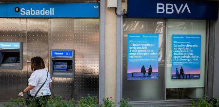 Una oficina del Banc Sabadell junto a una del BBVA