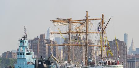 FOTODELDÍA AME3755. NUEVA YORK (ESTADOS UNIDOS), 06/06/2025.- Personas participan en el traslado del buque escuela Cuauhtemoc, de la Armada Mexicana, desde el puerto 63 hasta Navy Yard, este viernes en Nueva York (EE.UU.). El buque escuela Cuauhtemoc que se accidentó el pasado 13 de mayo al chocar contra el puente de Brooklyn, fue remolcado hasta una zona industrial cerca del lugar donde se accidentó, para ser sometido a futuras reparaciones. El traslado lo realizó un barco de DonJon Marine, una empresa privada especializada, y durante la hora larga que duró el traslado, tres helicópteros sobrevolaron la zona, muy lejos del despliegue policial que tuvo lugar en los días posteriores a la tragedia que terminó con la muerte de dos cadetes. EFE/ Angel Colmenares