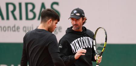 PARIS, FRANCE - JUNE 07: Juan Carlos Ferrero, coach of Carlos Alcaraz of Spain, speaks with him during a training session the day before the Men's Singles Final during Day Fourteen of the 2025 French Open at Roland Garros on June 07, 2025 in Paris, France. (Photo by Clive Brunskill/Getty Images)
