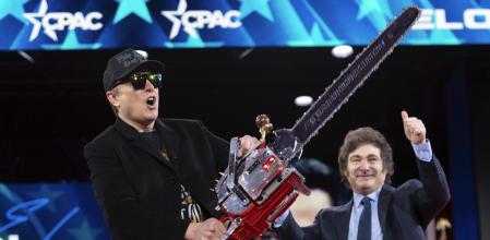 Elon Musk, amb una motoserra, i amb Javier Milei, en una convenció al febrer als EUA&nbsp;