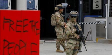 Efectivos de la Guardia Nacional californiana, desplegados ayer ante el edificio federal en que fueron internados los inmigrantes detenidos
