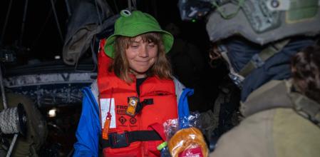 Greta Thunberg en la Flotilla de la Libertad ante un soldado israelí que le ofrece comida